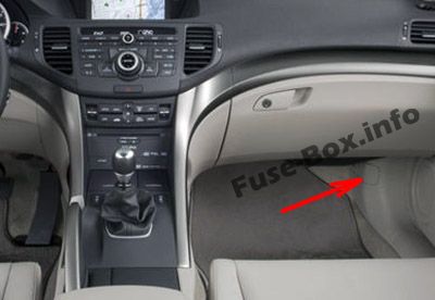 Acura TSX (CU2; 2009, 2010, 2011, 2012, 2013, 2014) Sigorta kutusunun yeri Sigortaların yolcu bölmesindeki yeri: Acura TSX (CU2; 2009, 2010, 2011, 2012, 2013, 2014)