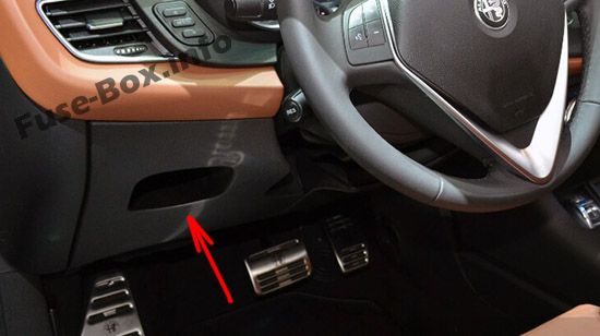 Alfa Romeo Giulietta (940; 2014, 2015, 2016, 2017, 2018) Sigorta kutusunun yeri Sigortaların yolcu bölmesindeki yeri: Alfa Romeo Giulietta (940; 2014, 2015, 2016, 2017, 2018)