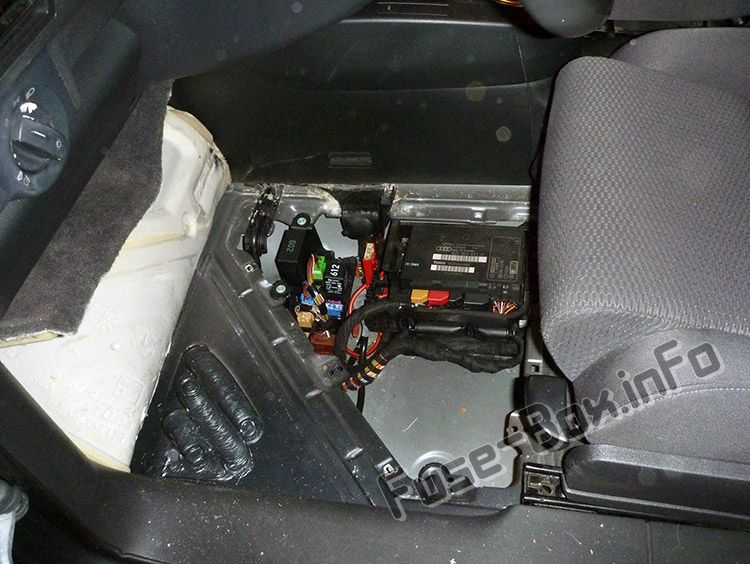 Audi A2 (8Z; 1999, 2000, 2001, 2002, 2003, 2004, 2005) Sigorta kutusunun yeri Sigortaların yolcu bölmesindeki yeri: Audi A2 (8Z; 1999, 2000, 2001, 2002, 2003, 2004, 2005)