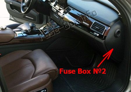 Audi A8 / S8 (D4 / 4H; 2011, 2012, 2013, 2014, 2015, 2016, 2017) Sigorta kutusu yeri Sigortaların yolcu bölmesindeki yeri: Audi A8 / S8 (D4 / 4H; 2011, 2012, 2013, 2014, 2015, 2016, 2017)