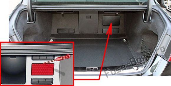Audi A8 / S8 (D4 / 4H; 2011, 2012, 2013, 2014, 2015, 2016, 2017) Sigorta kutusu yeri Sigortaların bagajdaki yeri: Audi A8 / S8 (D4 / 4H; 2011, 2012, 2013, 2014, 2015, 2016, 2017)