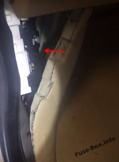 Sigortaların yolcu bölmesindeki yeri: BMW X5 (2014, 2015, 2016, 2017, 2018, 2019- ..)