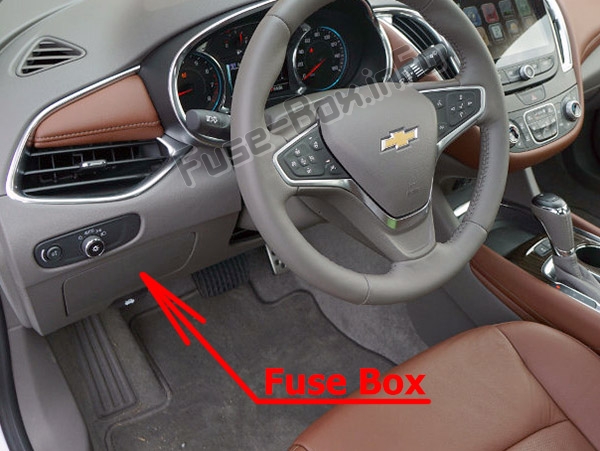 Sigortaların yolcu bölmesindeki yeri: Chevrolet Malibu (2016-2019- ..)