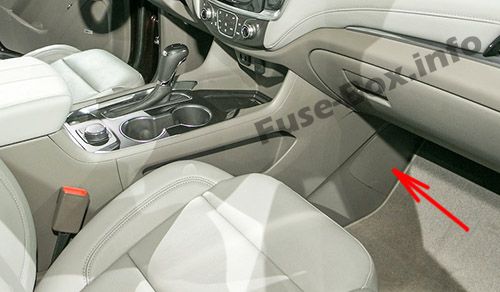 Sigortaların yolcu bölmesindeki yeri: Chevrolet Traverse (2018, 2019)