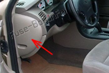 Sigortaların yolcu bölmesindeki yeri: Dodge Intrepid (1998-2004)