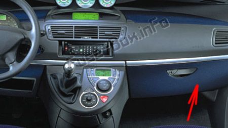 Torpido gözündeki sigortaların yeri: Fiat Ulysse II (2003-2010)