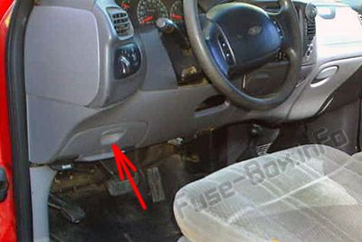 Sigortaların yolcu bölmesindeki yeri: Ford F-250 / F-350 / F-450 / F-550 (1997, 1998, 1999, 2000, 2001)