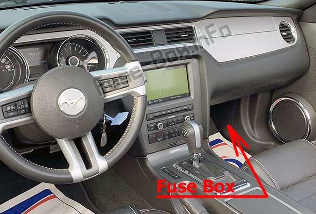 Sigortaların yolcu bölmesindeki yeri: Ford Mustang (2010-2014)