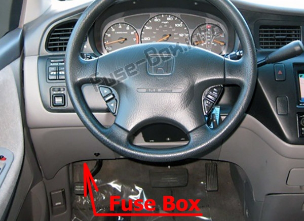 Sigortaların yolcu bölmesindeki yeri: Honda Odyssey (RL1; 2000-2004)