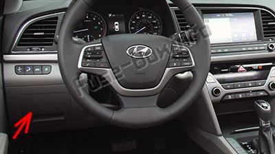 Yolcu bölmesindeki sigorta yeri (LHD): Hyundai Elantra (2017, 2018, 2019)