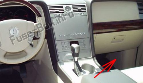 Sigortaların yolcu bölmesindeki yeri: Lincoln Navigator (2003-2006)