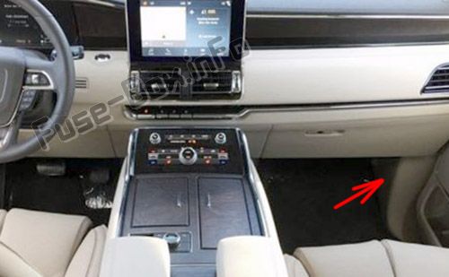 Sigortaların yolcu bölmesindeki yeri: Lincoln Navigator (2018, 2019 -...)