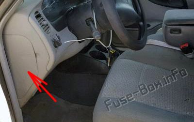 Sigortaların yolcu bölmesindeki yeri: Mazda B2300 / B3000 / B4000 (2002, 2003)