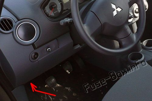 Sigortaların yolcu bölmesindeki yeri: Mitsubishi Colt (2005-2012)
