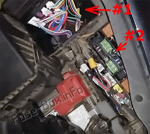 Motor bölmesindeki sigorta kutuları: Nissan Altima (2013-2018)