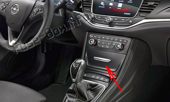 Sigortaların yolcu bölmesindeki yeri: Opel / Vauxhall Astra K (2016-2019- ..)
