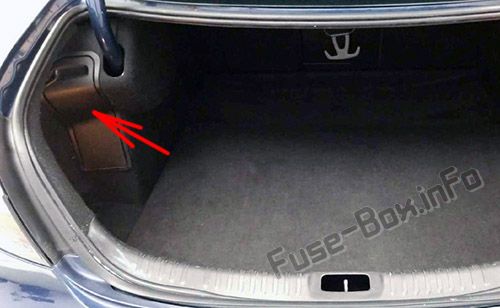 Sigortaların bagajdaki yeri: Saab 9-5 (2010, 2011, 2012)