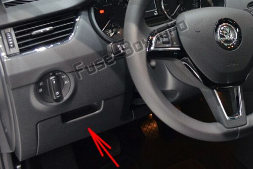 Sigortaların yolcu kabinindeki yeri (LHD): Skoda Octavia (2017, 2018, 2019 -...)