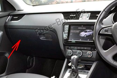 Sigortaların yolcu bölmesindeki yeri (RHD): Skoda Octavia (2017, 2018, 2019 -...)