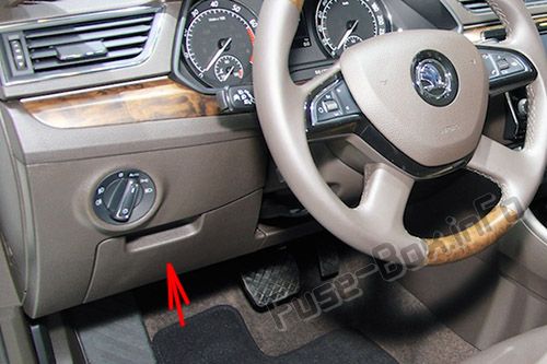 Sigortaların yolcu kabinindeki yeri (LHD): Skoda Superb (2015-2019)