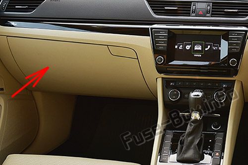 Sigortaların yolcu bölmesindeki konumu (RHD): Sigortaların yolcu bölmesindeki konumu: Skoda Superb (2015-2019)