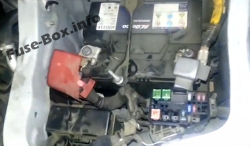 Motor bölmesindeki ek sigorta kutusu (yer): Toyota HiAce (2005-2013)