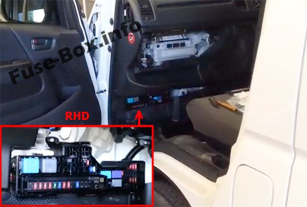 Ek sigorta kutusu (yer, sağdan direksiy10lu): Toyota HiAce (2014-2018- ..)
