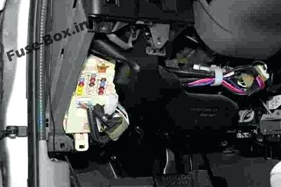 Sigortaların yolcu bölmesindeki yeri: Toyota Hilux SW4 / Fortuner (2005-2015)