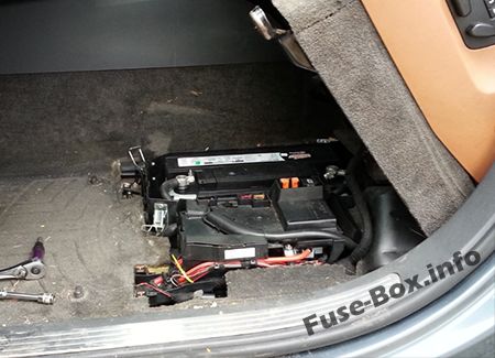Ön sigorta kutusu, sürücü koltuğunun altında: Volkswagen Touareg (2006-2010)